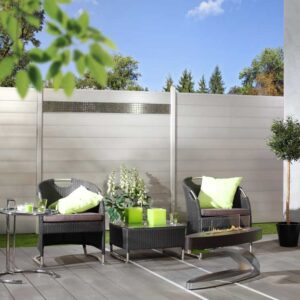 Aluminiumzaun in Hellgrau mit Metallfenster